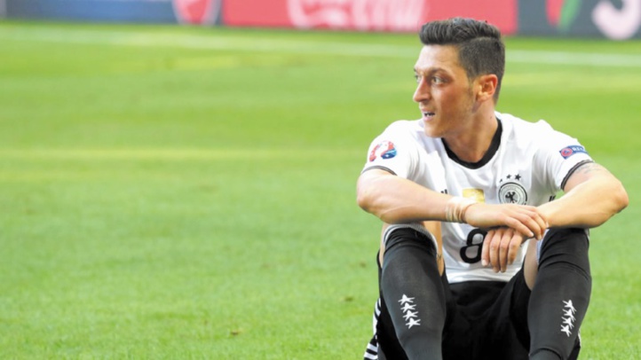 Le foot allemand rejette les accusations de racisme après le départ fracassant d'Özil Le foot allemand rejette les accusations de racisme après le départ fracassant d'Özil