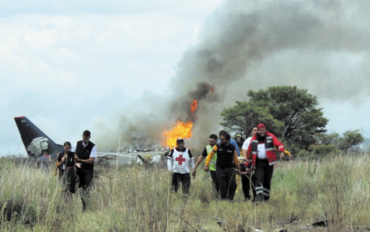 Une centaine de passagers survivent à un crash au Mexique Une centaine de passagers survivent à un crash au Mexique