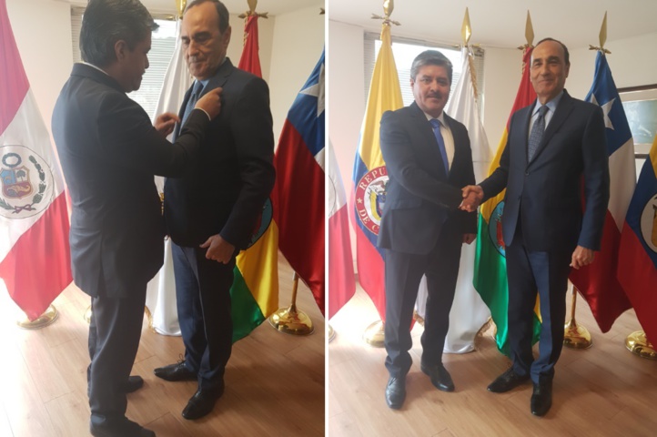 Hugo Quiroz Vallejo décorant Habib El Malki et Poignée de main entre les présidents de la Chambre des représentants et du Parlement andin. Hugo Quiroz Vallejo décorant Habib El Malki et Poignée de main entre les présidents de la Chambre des représentants et du Parlement andin.