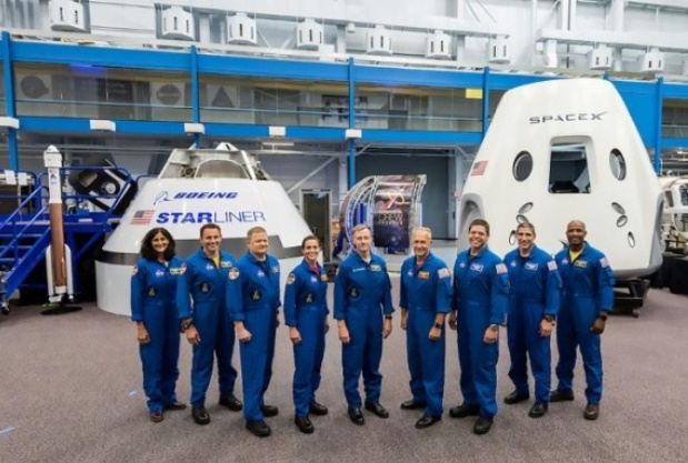 La Nasa présente les astronautes qui iront dans les premières capsules spatiales privées La Nasa présente les astronautes qui iront dans les premières capsules spatiales privées