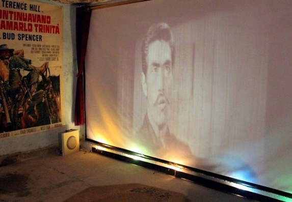 Face au manque de cinémas en Irak, une cave transformée en musée du 7ème art