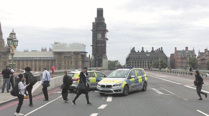 Une voiture fonce sur les barrières de sécurité du Parlement à Londres