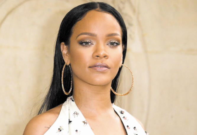 La police débarque chez Rihanna en voiture et en hélicoptère !