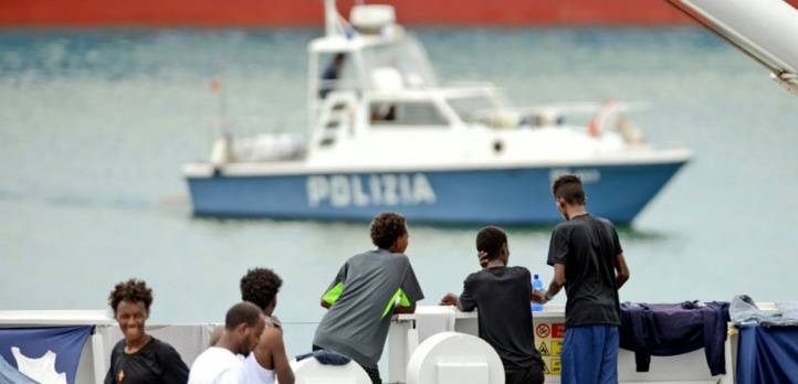 Les migrants débarquent du Diciotti