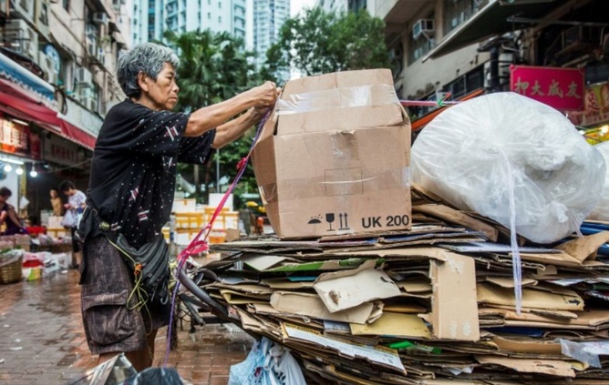 A Hong Kong, les ramasseurs de cartons risquent de perdre leurs débouchés A Hong Kong, les ramasseurs de cartons risquent de perdre leurs débouchés
