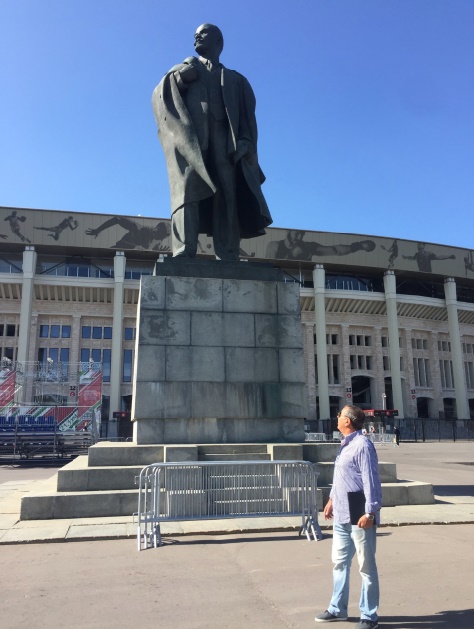 Mohamed Laroussi admiratif  à ce qu’il paraît devant la statue de Lénine. Chassez le marxisme- léninisme, il revient au galop.
