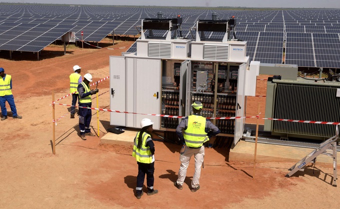 Des éoliennes et des centrales solaires dans le Sahara feraient davantage pleuvoir