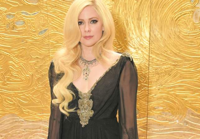 Après avoir frôlé la mort, Avril Lavigne est de retour Après avoir frôlé la mort, Avril Lavigne est de retour