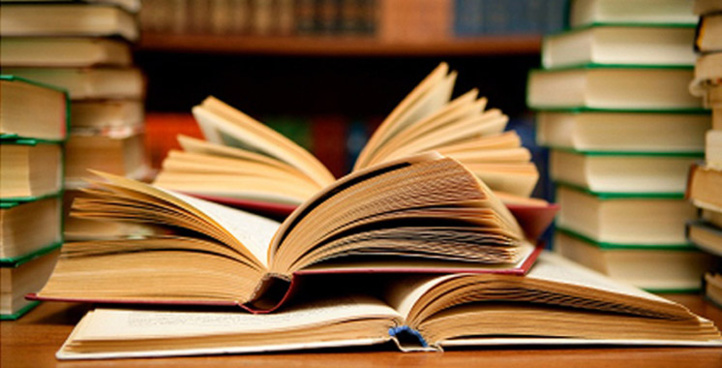 Ahmed Harzenni choisit la foire du livre de Dakhla pour la présentation et la dédicace de son livre