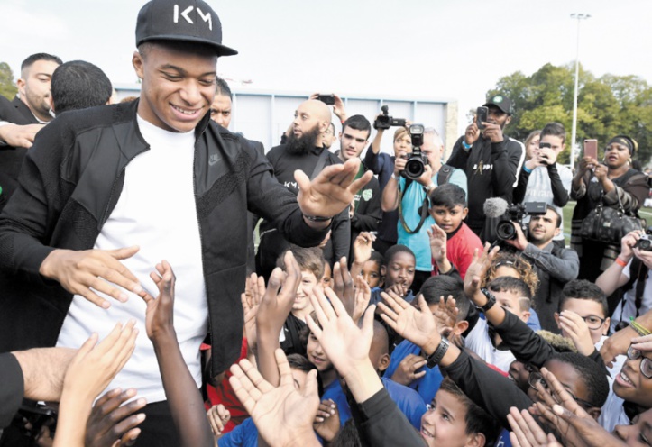 "Bienvenue à la maison!" Kylian Mbappé acclamé dans sa ville en banlieue parisienne
