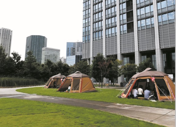 Travailler dehors ou au club de karaoké: les “salarymen” japonais changent d’air