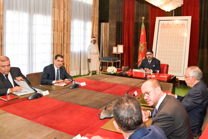 S.M le Roi Mohammed VI présidant, le 1er octobre, une séance de travail consacrée à la mise à niveau de l’offre de formation professionnelle.