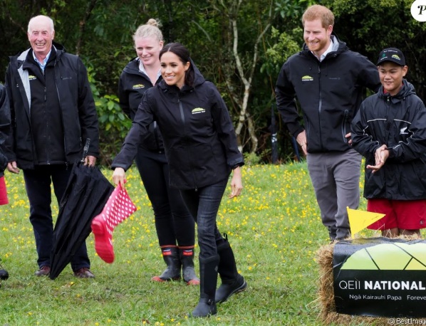 Meghan bat Harry au lancer de botte en caoutchouc