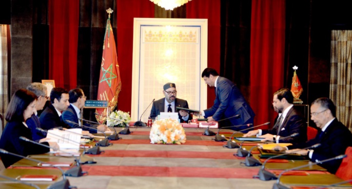 S.M le Roi préside une séance de travail consacrée aux énergies renouvelables S.M le Roi préside une séance de travail consacrée aux énergies renouvelables