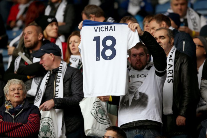 Premier League Des milliers de supporters rendent à nouveau hommage à l'ancien propriétaire de Leicester Premier League Des milliers de supporters rendent à nouveau hommage à l'ancien propriétaire de Leicester