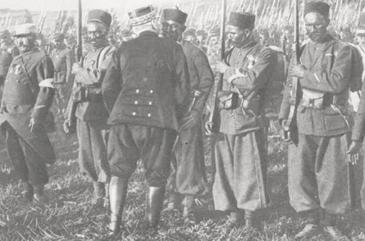 Le général Joffre décorant des tirailleurs marocains: