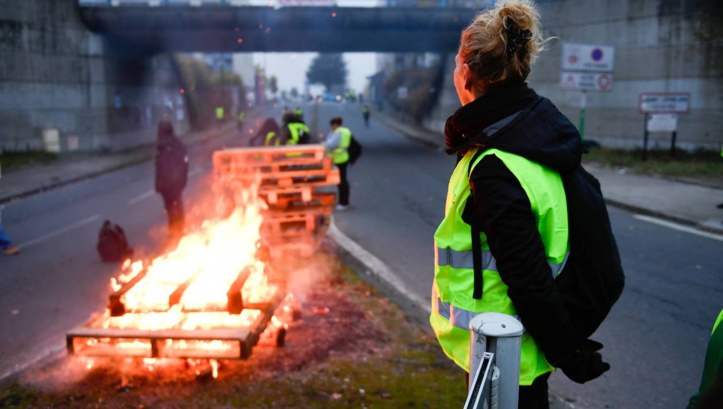 Les manifestations des “Gilets jaunes” ont fait un mort et plus de 400 blessés Les manifestations des “Gilets jaunes” ont fait un mort et plus de 400 blessés