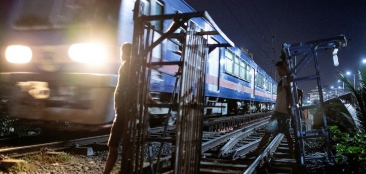 Sur les rails de Manille, on joue au chat et à la souris avec la mort Sur les rails de Manille, on joue au chat et à la souris avec la mort