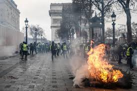 Après une mobilisation des "Gilets jaunes"  en léger recul, l'attente d'annonces de Macron