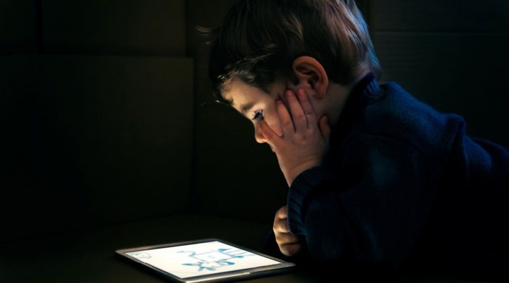 Cerveaux des enfants et smartphones, tablettes et autres jeux vidéo, ne font pas bon ménage