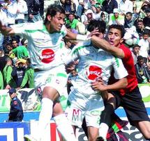 Le Raja surclasse l’AS.FAR et conforte sa place en haut du tableau : Les poursuivants des Verts restent aux aguets Le Raja surclasse l’AS.FAR et conforte sa place en haut du tableau : Les poursuivants des Verts restent aux aguets