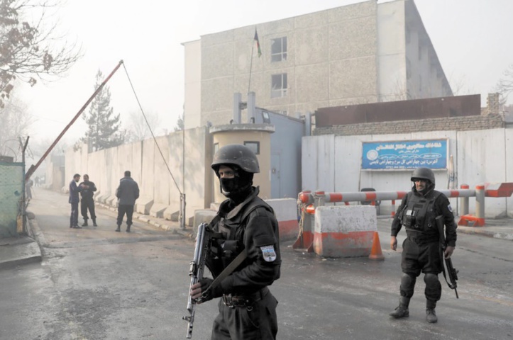 L'attaque d'un complexe gouvernemental à Kaboul fait au moins 43 morts L'attaque d'un complexe gouvernemental à Kaboul fait au moins 43 morts