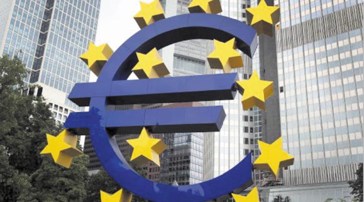 A 20 ans, l'euro est un colosse handicapé par ses fragilités originelles A 20 ans, l'euro est un colosse handicapé par ses fragilités originelles