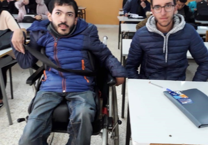 Un étudiant marocain passe ses examens malgré sa paralysie cérébrale ! Un étudiant marocain passe ses examens malgré sa paralysie cérébrale !