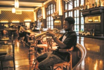 A Johannesburg, le Rand Club hérité de l'époque coloniale cherche à se refaire une image