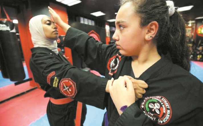 L'art martial du kajukenbo, l'arme des Koweïtiennes contre les agressions