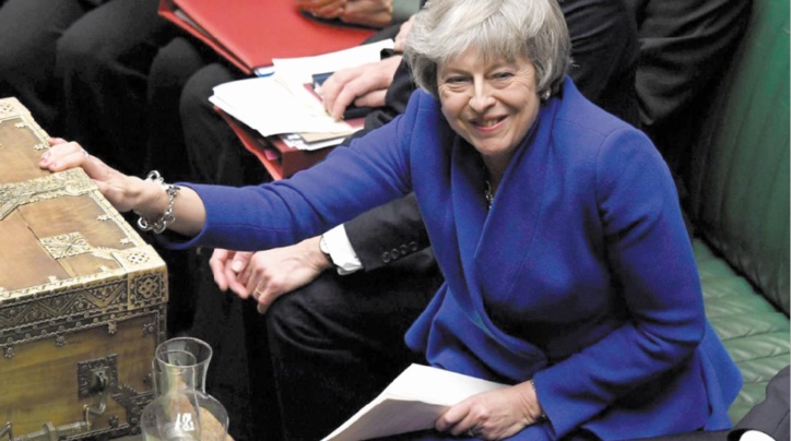Theresa May survit de justesse à une motion de censure Theresa May survit de justesse à une motion de censure