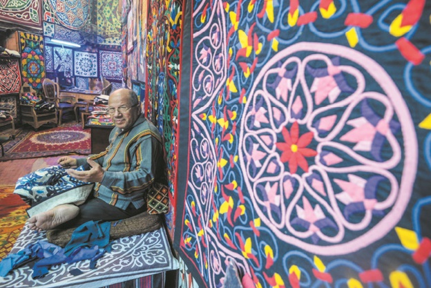 Au Caire, les derniers artisans de l'ancestral “khayamiya” égyptien Au Caire, les derniers artisans de l'ancestral “khayamiya” égyptien
