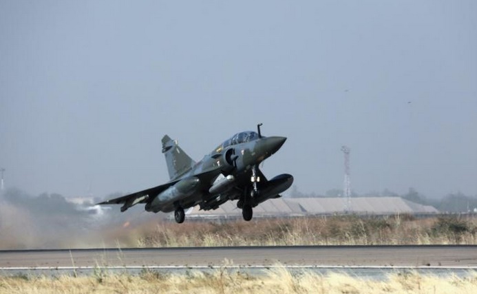 Frappes françaises au nord du Tchad contre une colonne armée venue de Libye Frappes françaises au nord du Tchad contre une colonne armée venue de Libye