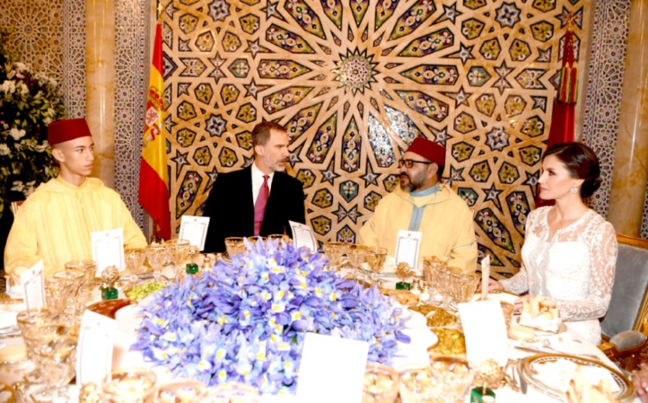 S.M le Roi s'entretient avec le Souverain espagnol et offre un dîner en son honneur S.M le Roi s'entretient avec le Souverain espagnol et offre un dîner en son honneur