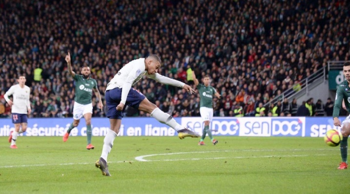 Mbappé porte le PSG, Lille piétine