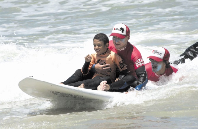 Au Cap, des blessés de la vie apprennent à "voler" sur les vagues