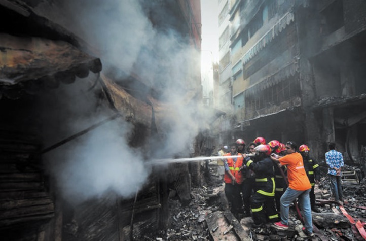 Au Bangladesh, un incendie a fait au moins 70 morts à Dacca Au Bangladesh, un incendie a fait au moins 70 morts à Dacca
