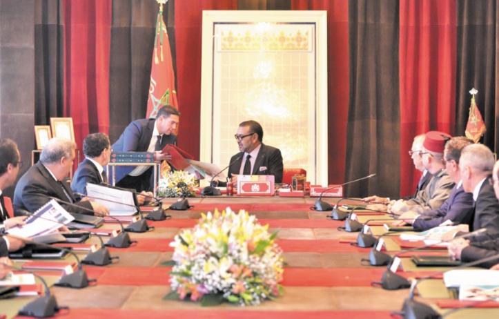 S.M le Roi préside une séance de travail consacrée à la formation professionnelle S.M le Roi préside une séance de travail consacrée à la formation professionnelle