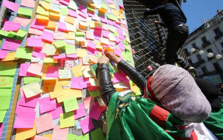 Les étudiants algériens mobilisés dans la rue contre la “ruse” de Bouteflika Les étudiants algériens mobilisés dans la rue contre la “ruse” de Bouteflika