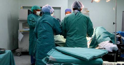 Un staff médical réussit à Ouarzazate une opération d’ablation d’un ver filiforme d’un œil d’un enfant Un staff médical réussit à Ouarzazate une opération d’ablation d’un ver filiforme d’un œil d’un enfant