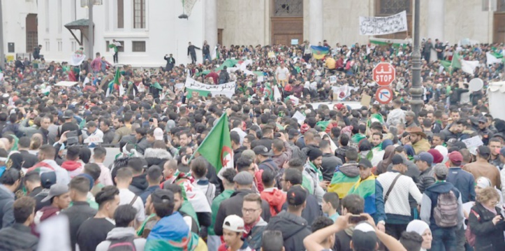 Des milliers de personnes manifestent dans le centre d'Alger Des milliers de personnes manifestent dans le centre d'Alger