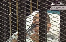 Arrivé à son procès sur une civière : Hosni Moubarak est passible de la peine de mort