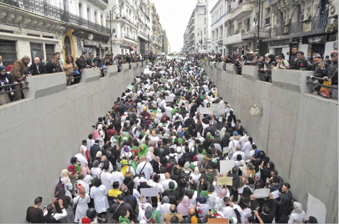 Etudiants et professionnels de Santé défilent contre Bouteflika à Alger Etudiants et professionnels de Santé défilent contre Bouteflika à Alger