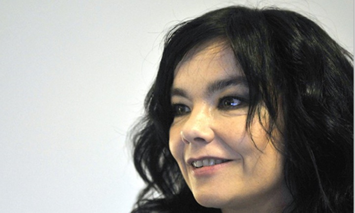 Björk réédite tous ses albums en cassettes colorées Björk réédite tous ses albums en cassettes colorées