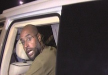 Kadhafi bunderisé, Bab al-Aziziya pris d'assaut par les insurgés : Les milices du dictateur poussées dans leurs derniers retranchements Kadhafi bunderisé, Bab al-Aziziya pris d'assaut par les insurgés : Les milices du dictateur poussées dans leurs derniers retranchements