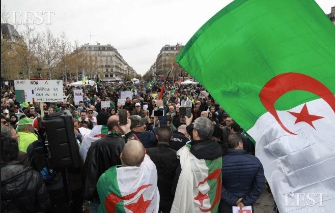 Manifestation de milliers d'Algériens de France pour réclamer un vrai changement de régime