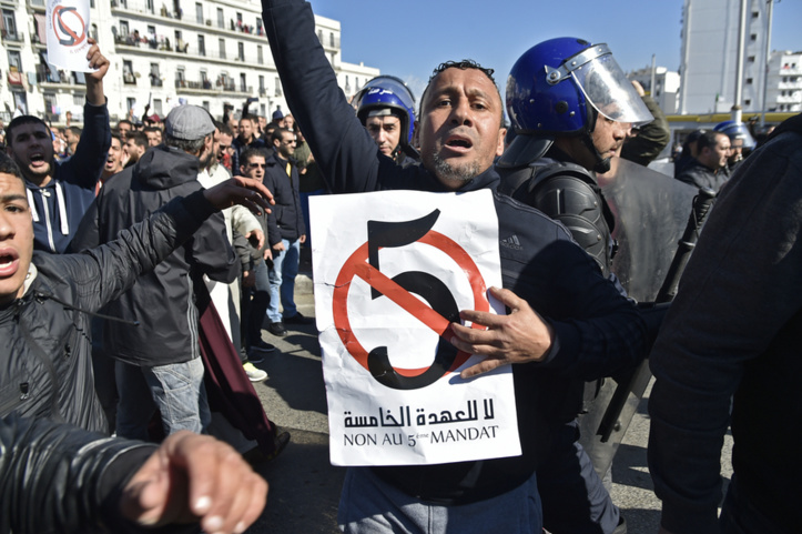 A Alger, les manifestants aiguisent leurs armes dans des cours de droit sauvages A Alger, les manifestants aiguisent leurs armes dans des cours de droit sauvages