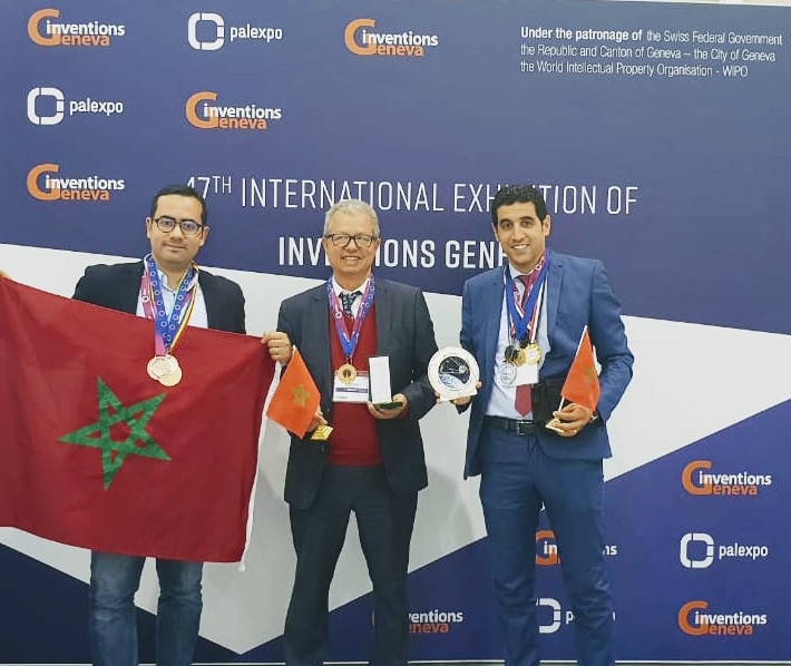 L’équipe de l’EMSI, avec au milieu le président du Groupe Kamal Daissaoui, arborant les médailles et trophées remportés L’équipe de l’EMSI, avec au milieu le président du Groupe Kamal Daissaoui, arborant les médailles et trophées remportés