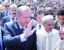 Au lendemain de la visite de Sarkozy et de Cameron : Arrivée du Premier ministre turc à Tripoli
