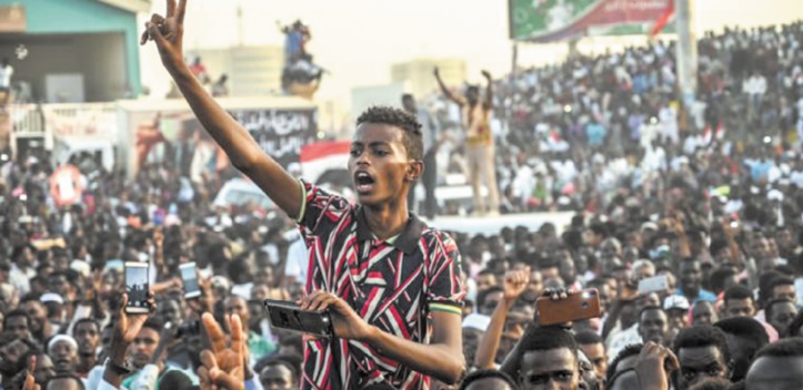 Une foule immense déferle à Khartoum pour réclamer un pouvoir civil